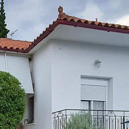 House - Costal Escape Just Steps From The